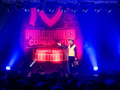 Zauberer Schmitz-Backes präsentiert den Pullunder-Comedy-Mix in Nettetal