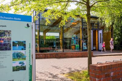 Glasfoyer Infozentrum mit 2 Besuchern