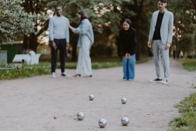 vier Personen, die Boule spiele