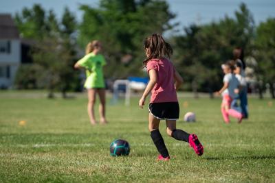 Mädchen spielen Fußball