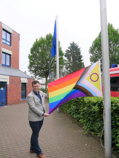 Regenbogenflagge am Nettetaler Rathaus 2024