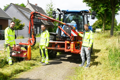 Die Natur hat Vorfahrt: Das Baubetriebshof-Team hat mit dem Grünschnitt der Straßen-Bankette begonnen