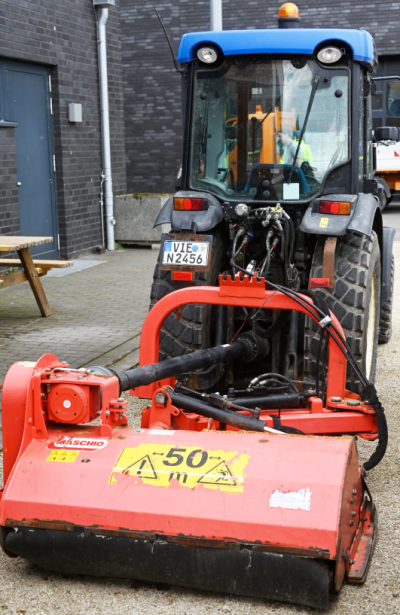 Die Natur hat Vorfahrt: Das Baubetriebshof-Team hat mit dem Grünschnitt der Straßen-Bankette begonnen