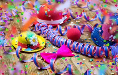 Karneval Hütchen Luftschlangen_AdobeStock_191782509