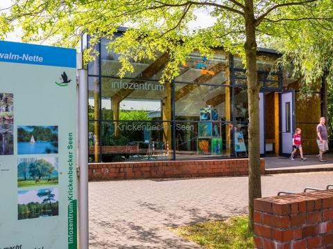 Glasfoyer Infozentrum mit 2 Besuchern