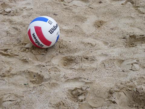 Volleyball auf Sandfläche