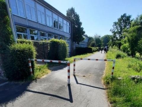 Bild einer Umlaufsperre auf dem Windmühlenweg vor der Grundschule